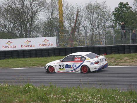 Uheldt koster Jan Magnussen et knækket forhjulsophæng, samt et par smadrede fælge. Han kan dog humpe tilbage til pitten for egen kraft.
(Foto: Motorsporten.dk)